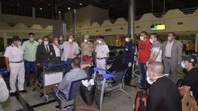 وصول 165 مصريا من العالقين بالخارج لأسيوط (صور)