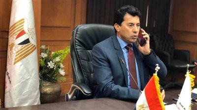 بعد إصابته في عمل إرهابي وزير الرياضة يطمئن على مدير مركز شباب بسيناء