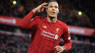 كومباني: فان دايك الأفضل.. ولمساته العصرية مؤثرة