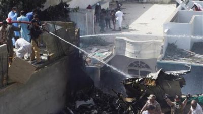 انتشال الصندوقين الأسودين للطائرة الباكستانية المنكوبة