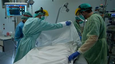 10 وفيات و900 إصابة جديدة بكورونا في الكويت