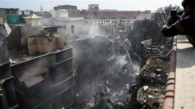 ناجيان من كارثة طائرة كراتشي يرويان لحظات الهروب من الموت  (صور)