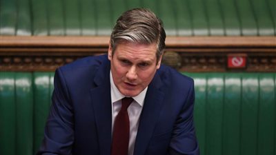 المعارضة البريطانية تدعو للتحقيق مع مستشار جونسون