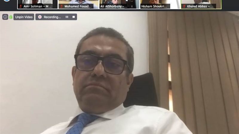 عباس خلال اجتماعه