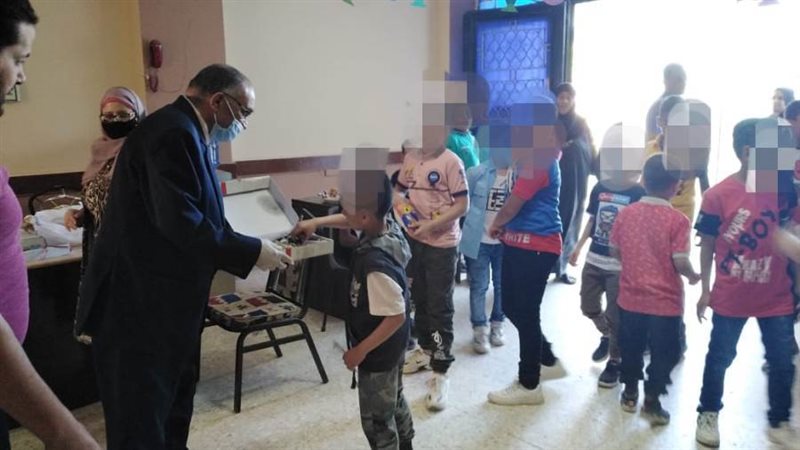 توزيع الحلوى والعيدية