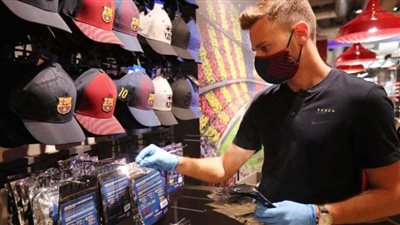 بيزنس الكمامات يغزو الأندية الأوروبية.. برشلونة بدأ بيعها بـ18 يورو 