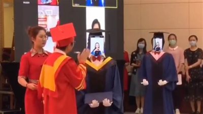 الروبوتات تتسلم شهادة التخرج نيابة عن الطلاب في جامعة صينية