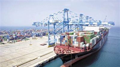 نشاط في حركة السفن والشاحنات بميناء الإسكندرية