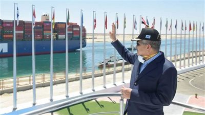 بالصور.. أكبر سفينة حاويات في العالم تعبر قناة السويس