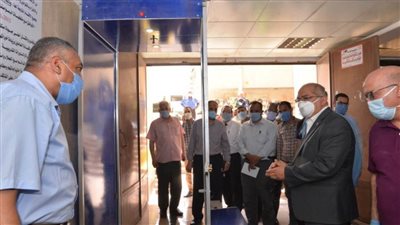 رئيس جامعة أسيوط يشهد تركيب بوابة تعقيم بمستشفى العصبية الجامعي