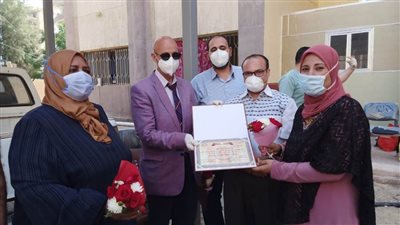 بالورود.. مدير صحة الشرقية يكرم الفريق الثاني من الجيش الأبيض بمستشفي العزل بالزقازيق 