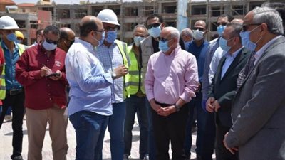 محافظ بورسعيد يشدد على ارتداء جميع العاملين بالمشروعات للكمامات  