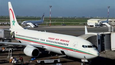 المغرب يخصص 3 طائرات لنقل مئات من مواطنيه العالقين بالجزائر