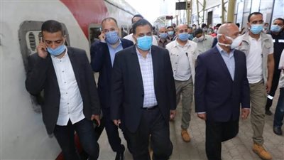 شاهد.. وزير النقل في جولة تفقدية بمحطتي مصر والشهداء للاطمئنان على انتظام الحركة