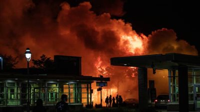 الاضطرابات تحتدم في مدن أمريكية والادعاء يوجه تهمة القتل لأحد أفراد الشرطة