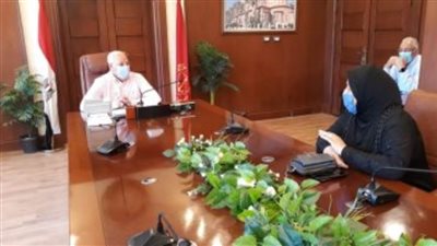 محافظ بورسعيد يستقبل زوجة عامل «ديليفري» توفي في حادث