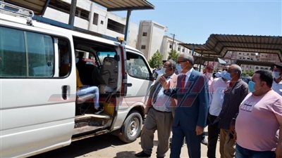 محافظ القليوبية يتابع التزام السائقين بارتداء الكمامات بمواقف سيارات الأجرة