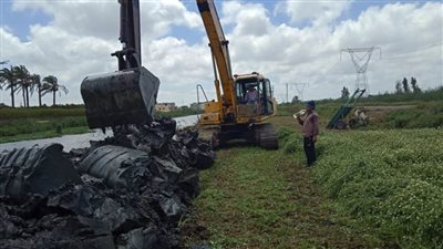 إزالة المخالفات والتعديات على مصرف حوض الزعفران بالبحيرة (صور)