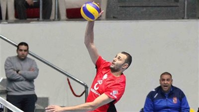 طائرة الأهلي تجدد تعاقدها مع «أحمد قطب» موسمين