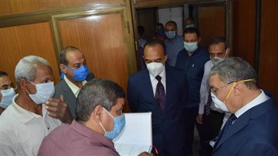 محافظ المنيا يتابع التزام العاملين والمواطنين بالمصالح الحكومية بارتداء الكمامات الواقية ( صور)