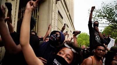 المظاهرات تشعل أمريكا ..حظر تجوال وطوارئ في بعض الولايات