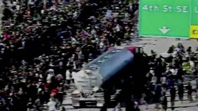 شاحنة عملاقة تحاول دهس حشود المتظاهرين فى أمريكا  (فيديو وصور)