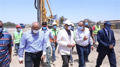 وزير النقل يتابع  تنفيذ ٤ محاور على النيل بمحافظتي أسوان وقنا