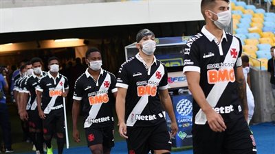 ناد برازيلي يعلن إصابة 16 من لاعبيه بفيروس كورونا