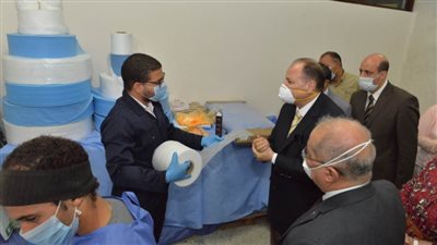 محافظ أسيوط في زيارة لمركز إنتاج الكمامات بالجامعة