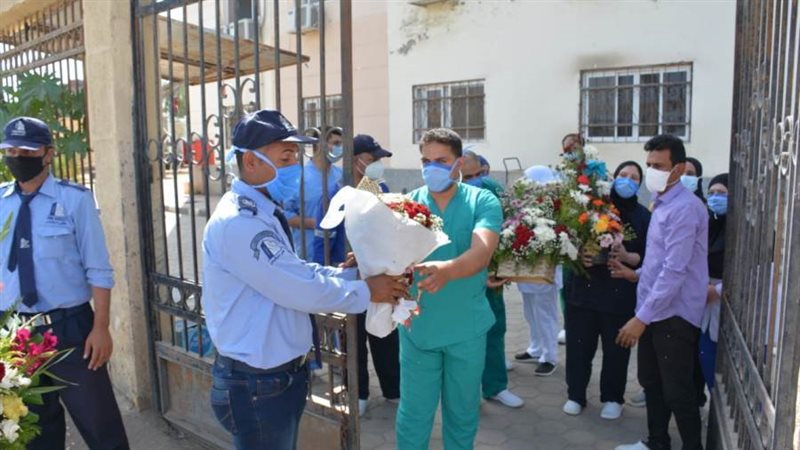 توزيع الزهور على