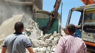 إزالة عقار و3 محلات تعديات على أملاك الدولة بكفر الدوار