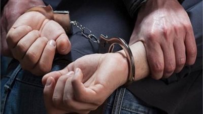 ضبط مهتز نفسياً تجرد من ملابسه وقفز على ونش مرور 