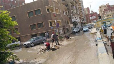 إصلاح كسر خط مياه الشرب بمنطقة نفق جمال عبد الناصر في الإسماعيلية 