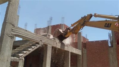 إزالة ١٠ حالات تعد بمساحة ١٧٠٥ أمتار بحي الجناين بالسويس