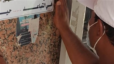 جامعة دمنهور توزع ملصقات توعوية أثناء حملات تطهير وتعقيم الشوارع