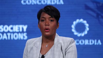 عمدة أتلانتا تعبر عن 