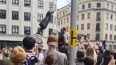 بالفيديو.. متظاهرون ببريطانيا يرمون تمثال 