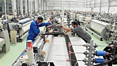 عمال الغزل والنسيج بالإسكندرية يستغيثون من المعاش الإجباري