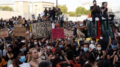 ماكرون يخرج عن صمته بشأن عنف الشرطة والتصرفات العنصرية في صفوفها