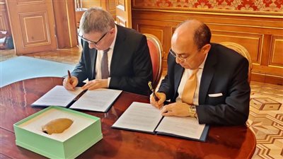 السفير المصري فى براج يتسلم قطعة أثرية مصرية يرجع تاريخها إلى 5000 عام 