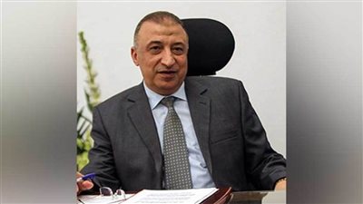 محافظ الإسكندرية يتفقد ترام 