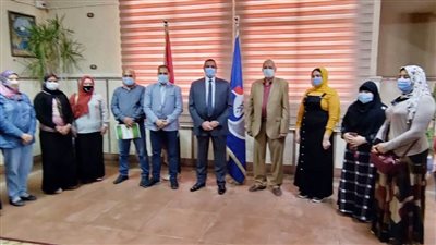 محافظ البحيرة يُسلم شيكات مساعدات لزواج 5 عرائس يتيمات