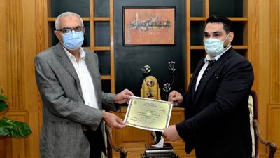 رئيس جامعة المنصورة يكرم مخترع 