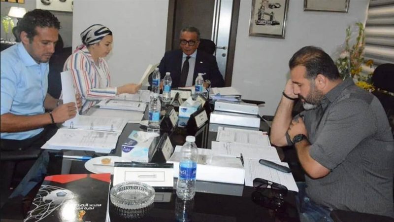 الجنايني في اجتماع