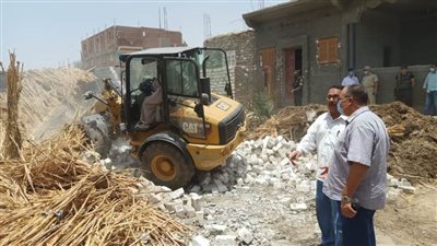 إزالة 34 حالة تعدٍ على أراضٍ زراعية وأملاك دولة بمنفلوط والغنايم