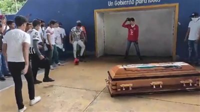 لاعب متوفى يسجل هدفًا بنعشه قبل دقائق من الدفن.. 