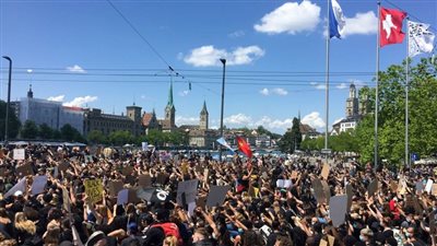 10 آلاف متظاهر يشاركون في مسيرة مناهضة للعنصرية بسويسرا