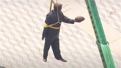 الشرطة الأسترالية تعتقل امرأتين شوهتا تمثالا تاريخيا