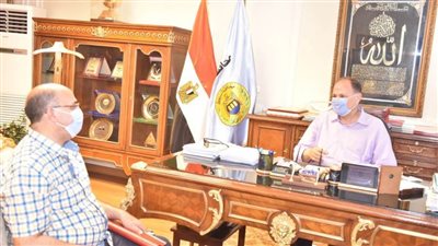 محافظ أسيوط يلتقي مدير الطب البيطري ويعلن تطوير مزارع المحافظة