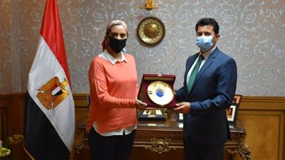لدورها في المناصب الدولية.. وزير الشباب والرياضة يكرم آية مدني